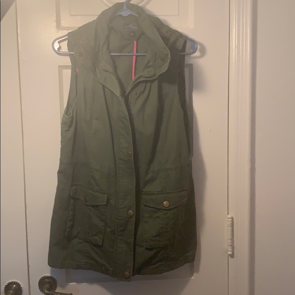 Green khaki cargo vest with hood